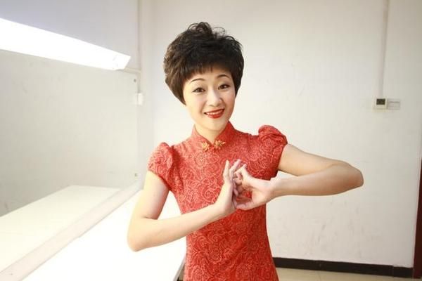 她是郭涛亲妹妹,曾三上春晚并搭档过冯巩,还演过很多影视剧