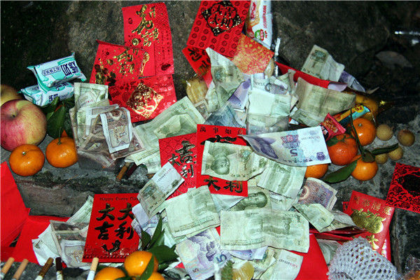 不准用香烛就用香烟祭拜,游客在连山金子山财神洞留下上千烟头
