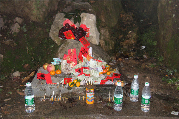 不准用香烛就用香烟祭拜,游客在连山金子山财神洞留下上千烟头