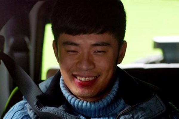 带傻老公聚会被乡亲嘲笑,我当众给他一耳光,往他口袋一看我哭了