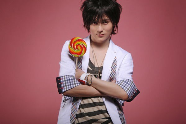 参加《我型我秀》之后,君君很快就被上腾签约,之后出唱片,出书,甚至还