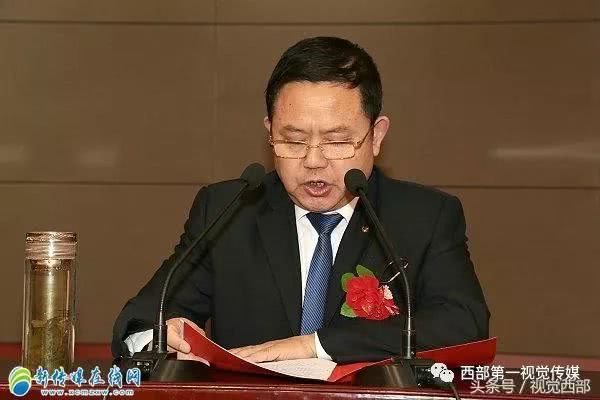 (图为集团董事长巨永红先生作重要讲话.