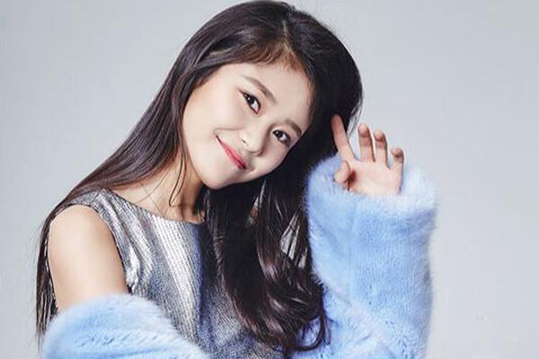 岳以恩本人也是学霸一枚,会弹钢琴会拉小提琴,毕业于北京电影学院导演