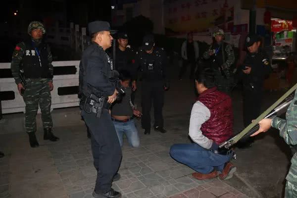 怒江:在泸水街头干架,刚出刀就被按翻!