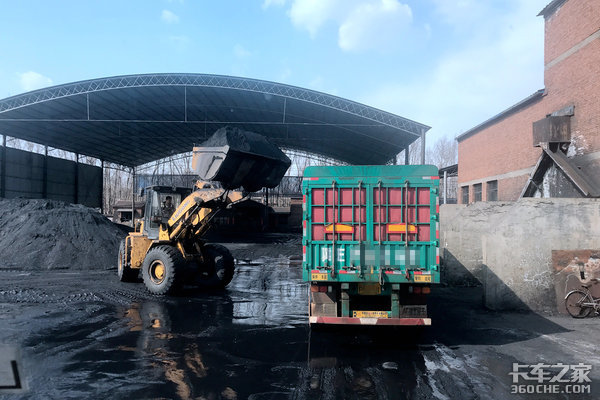 一天跑1000公里 为赶时间只吃一顿饭 运煤车生活一般人受不了