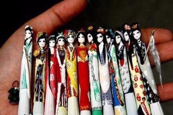 女孩毕业的时候送给了老师一幅粉笔雕刻的金陵十二钗的作品.