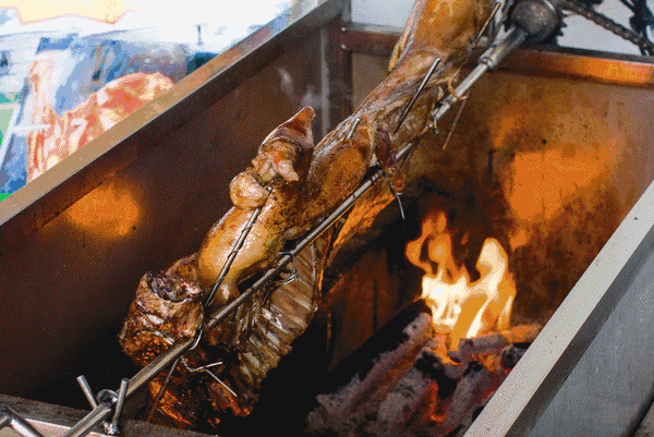 送完即止)时间:19:00-20:30地点:花博园内迎宾桥头烤全羊(以下图片以