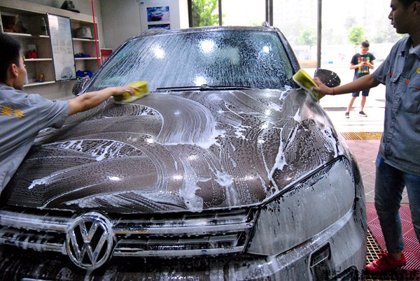 棕色大众途锐白金镀膜