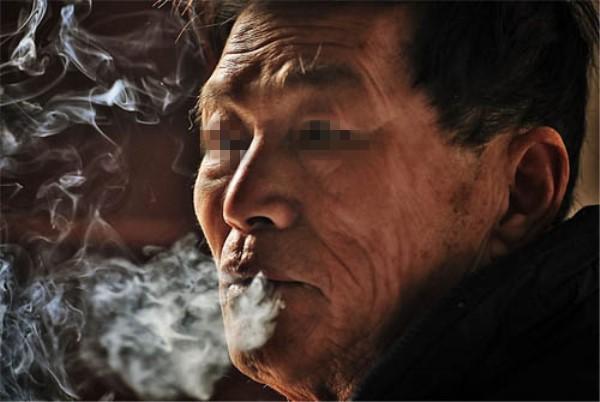 老婆出差了我送腊肉给岳父,看到她瘫痪的弟弟,回来后我怒提离婚