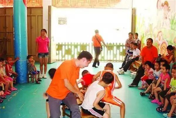 从幼儿园抢凳子游戏中,发现小朋友们的性格特