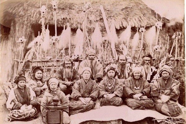 虾夷人为人淳朴,身材黝黑,个子略显矮小,这种人种的人体毛十分旺盛,被