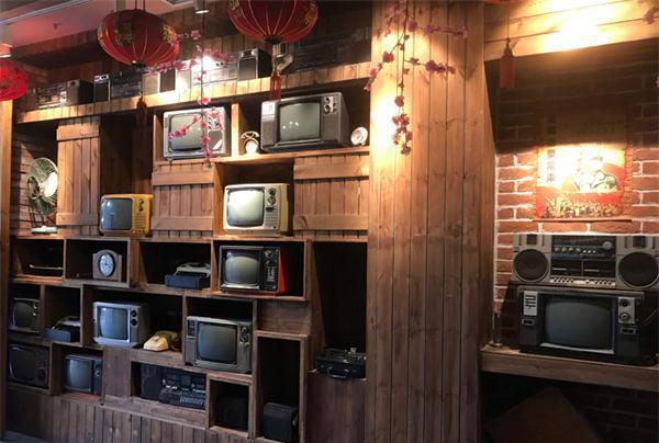 "我们光辉岁月音乐酒吧在装修装饰方面全部按照60,70,80年代风格,内部