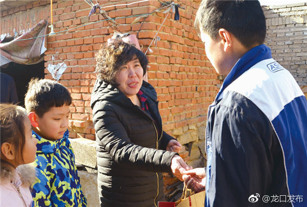 上午8:30,尚德青少年综合服务中心校车载着9组"爱心家庭"向芦头镇驶去