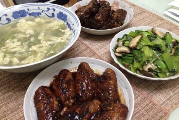 农民工夫妇月收入万八 三菜一汤 生活清贫点没什么重要是快乐