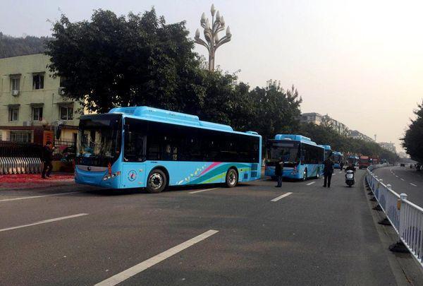 阆中:无极变速自动档 安全舒适新公交