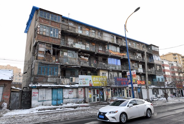 在吉林省长春市二道区荣光路附近,一座破旧的楼房屹立在马路一侧,面对