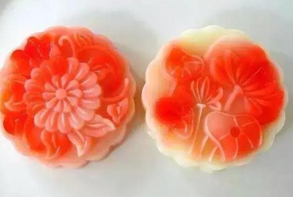 唐朝点心:透花糍至于透花糍,《 品物类聚记》写道:" 吴兴米,炊之甑香