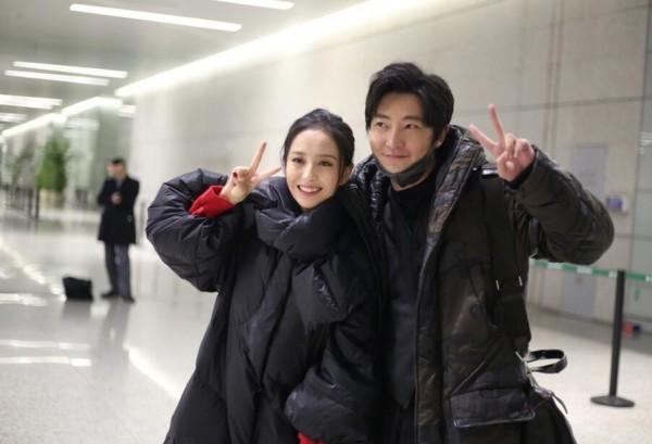 佟丽娅见镜头露甜笑 与郭京飞偶遇忙合影