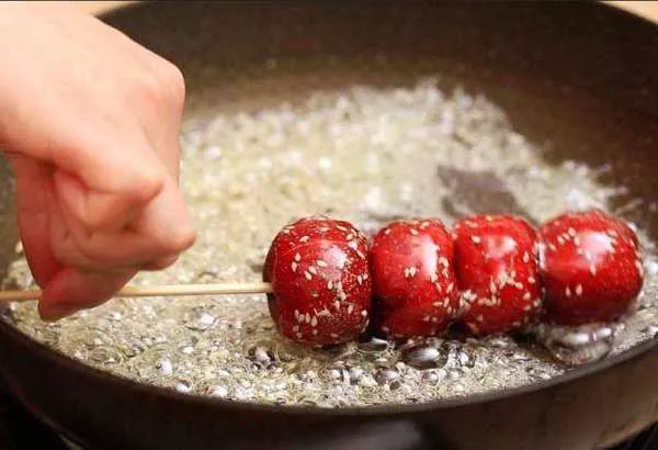 冰糖葫芦的经典做法,熬糖是关键,保证全家都爱吃!