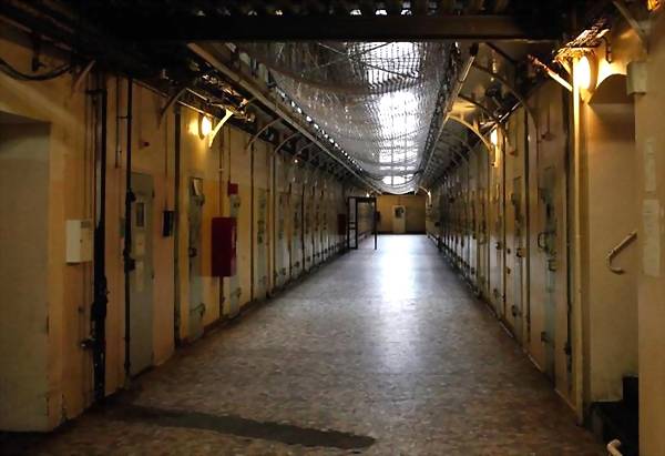 这些是世界上最糟糕的监狱,有的犯人因环境恶劣选择喝酒自杀
