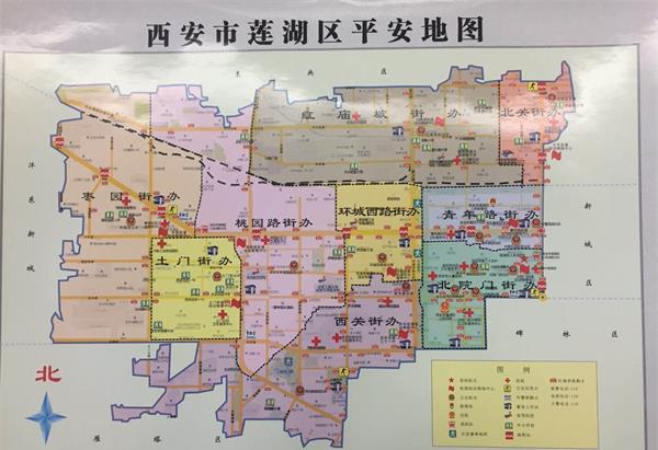 西安市莲湖区向商户赠送《2018年反邪教历书》