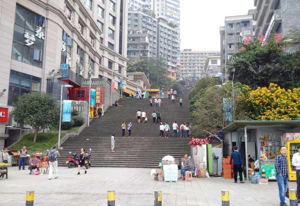 望江大梯子位于万州区高笋塘组团望江社区,在2011年翻修以前是一条