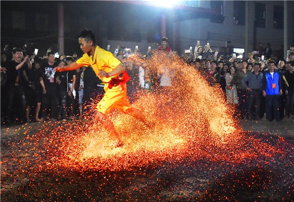 震撼视觉的"下火海"——雷州水店村奉献"民俗文化大片"__财经头条