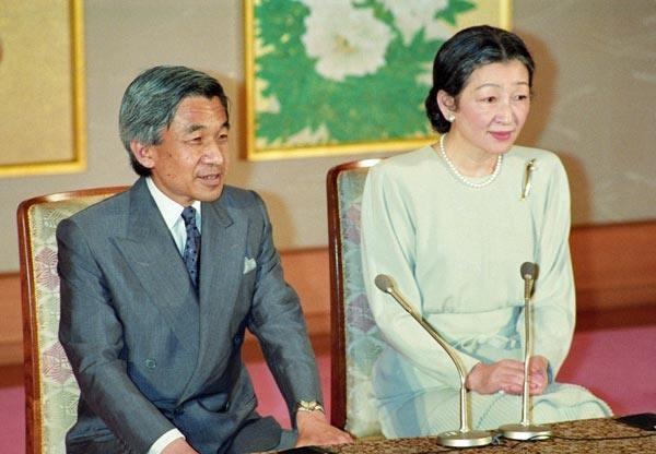 明仁在位二十八年视为日本人精神象征,曾称其父裕仁天皇爱好和平|明仁|天皇|精神_新浪新闻