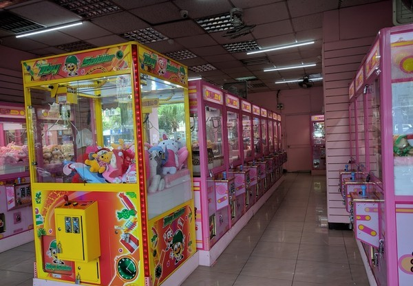 日本娃娃机开启"夹不到"模式,127万元砸下啥都没拿!