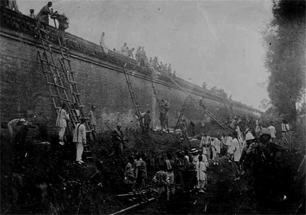 老照片:八国联军侵华真实场景,清朝官员竟然帮洋人扶梯子!