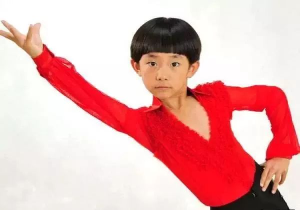 总上热搜的易烊千玺心里的老干部都在想什么艾问人物