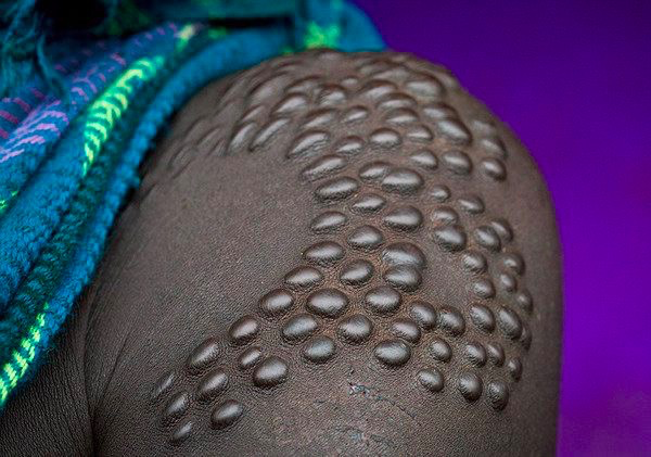 正文  岛国巴布亚新几内亚地处大洋洲,一直保留着传统的原始部落的