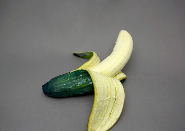 看起来是根黄瓜剥开之后却是一根香蕉你想吃嘛