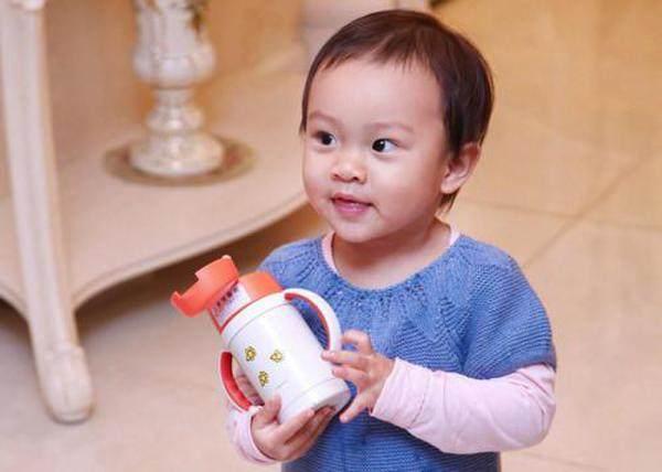 李小璐晒女儿甜馨婴儿时期照!肉脸肉手含奶嘴,可爱萌气十足