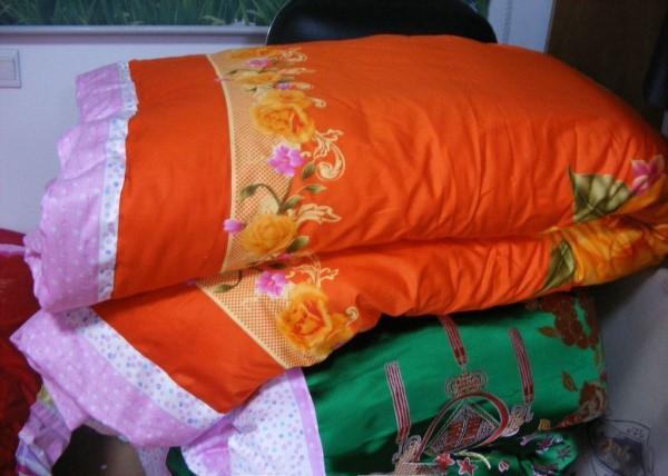 傻子婆婆来照顾我月子我给她睡地板打开她带的被子我哽咽了