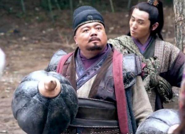 他丢下大刀拿起唬人的大锤,只为了吓跑李元霸,"战败"裴元庆吗