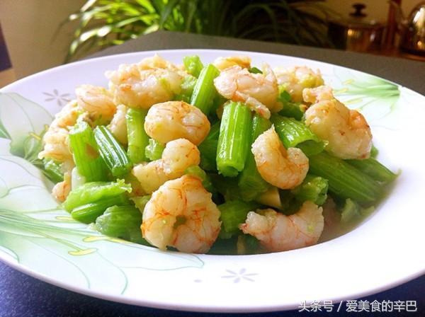 加2调羹豆瓣酱,加孜然粉,大火煮开,中小火炖至土豆八