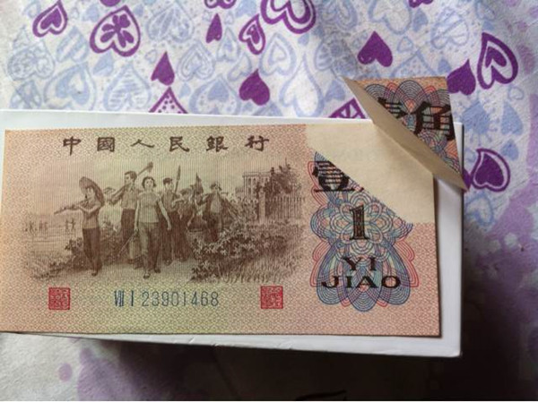 蓝冠二罗八数字,有个特殊之处就在于纸币的右上角,这个地方出现了残次