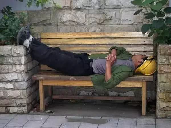 一位德国人用了6年时间,拍下疲惫的中国人