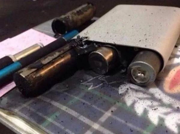 充电宝又"火"了, 这次是在飞机上!|移动电源|锂电池|起火_新浪新闻