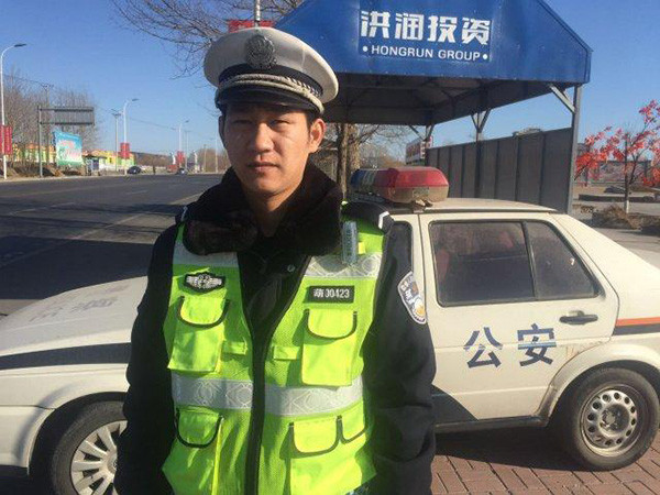 辽宁辅警回家途中遇肇事逃逸,追6公里手机录像劝回逃逸司机