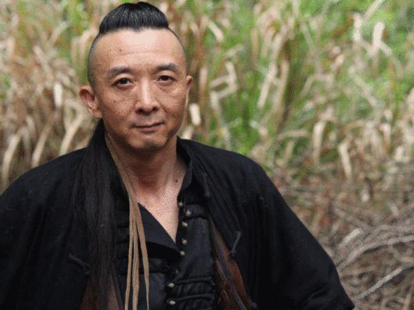 笔者在网上找了半天,竟然没有关于这位演员的介绍,零零碎碎的拼凑
