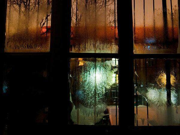 窗外,月光如霜 ,街灯,拉长了寂寞的身影