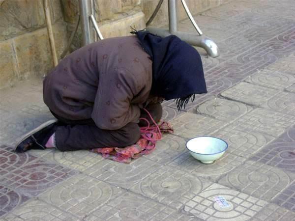 母亲乞讨要饭,店员不给反而给一堆垃圾打发走,母亲出门后乐了