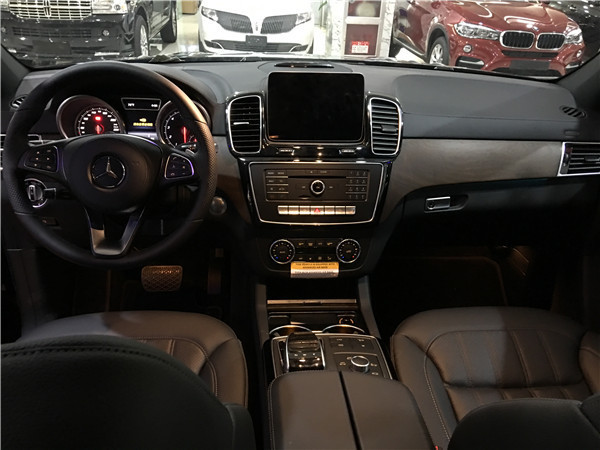 奔驰gls450内饰在原有的基础上融入了全新的设计风格,视觉效果更加