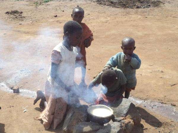 非洲难民也是有饭吃的,吃的还是"荤菜",很多人看后却吐了!