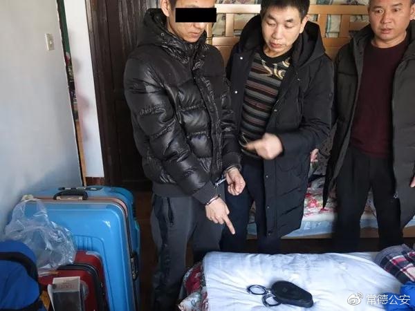 据李某供述,为顺利实施作案,其事先精心预谋策划,从网店购买警服,手铐