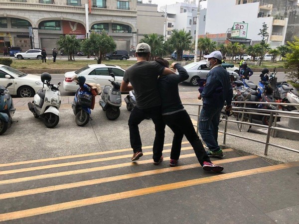 防抢演习现场,路人大妈冲上前去手持雨伞狂打坏人,演员哭笑不得