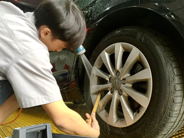 奥迪a6l幻影黑 镀膜美容洗车