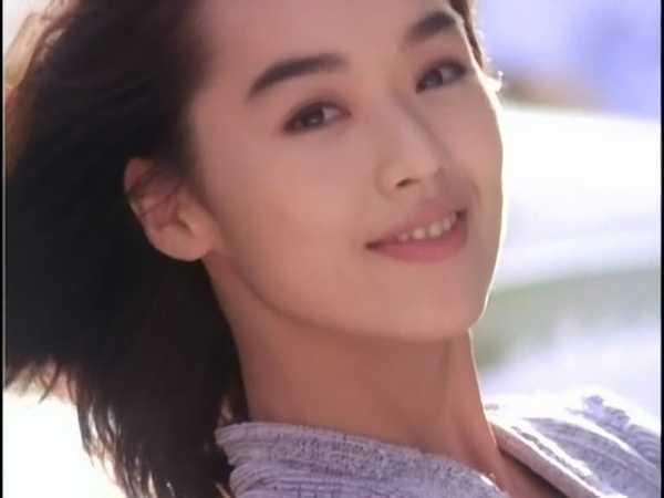 王静莹 下列图片均来自于她的mv《最坏的宝贝》,当年的王静莹真是美得